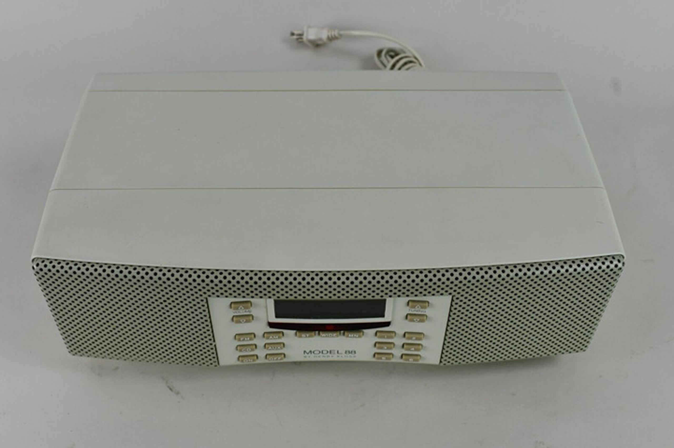 Vintage MODEL 88 by HENRY KLOSS Cambridge SoundWorks FM/AM Table Radio
