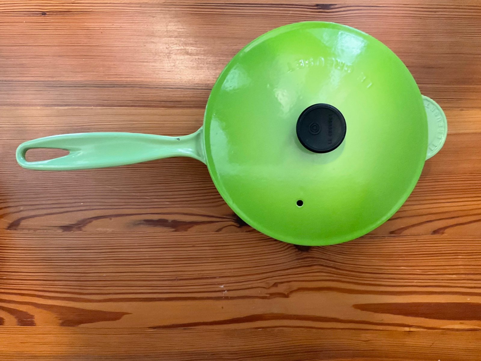 Le Creuset Saucier Kiwi 2.25qt - detail