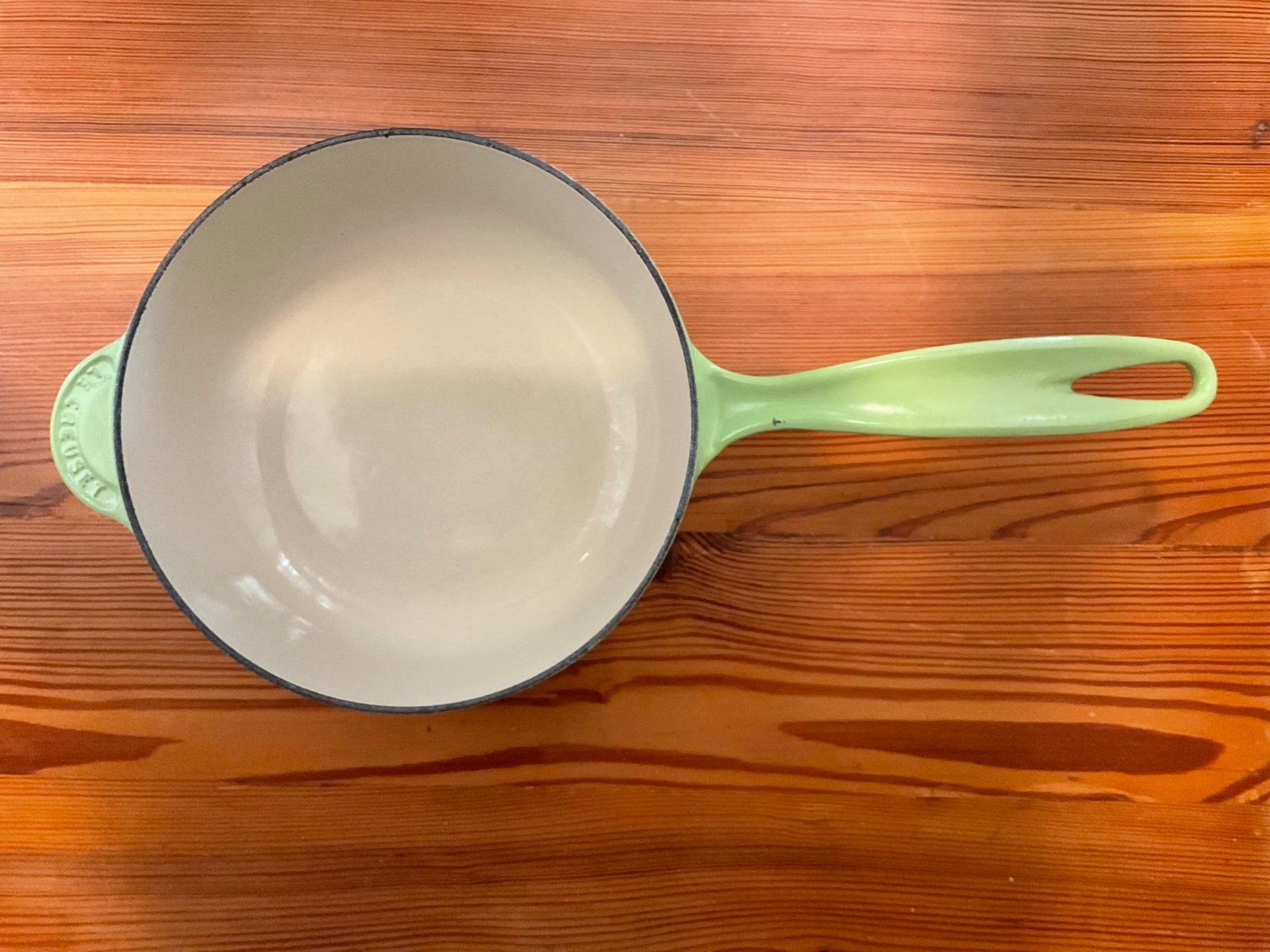 Le Creuset Saucier Kiwi 2.25qt - detail
