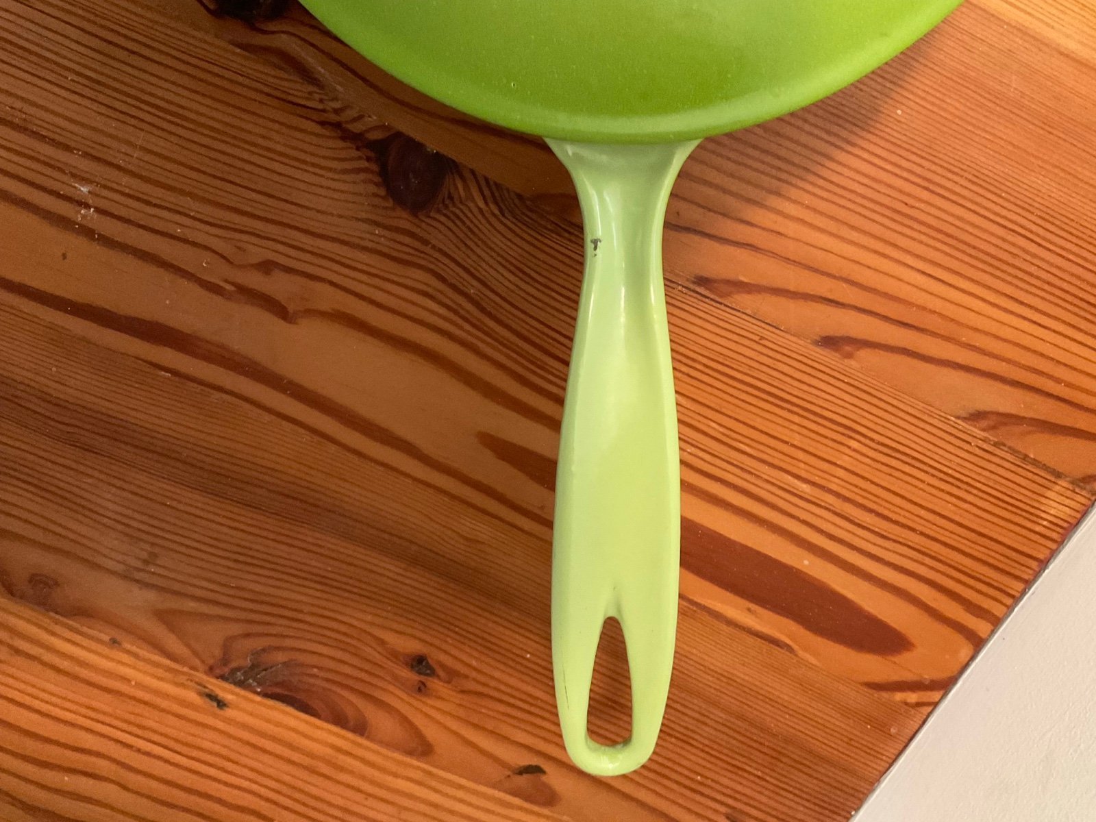 Le Creuset Saucier Kiwi 2.25qt - detail
