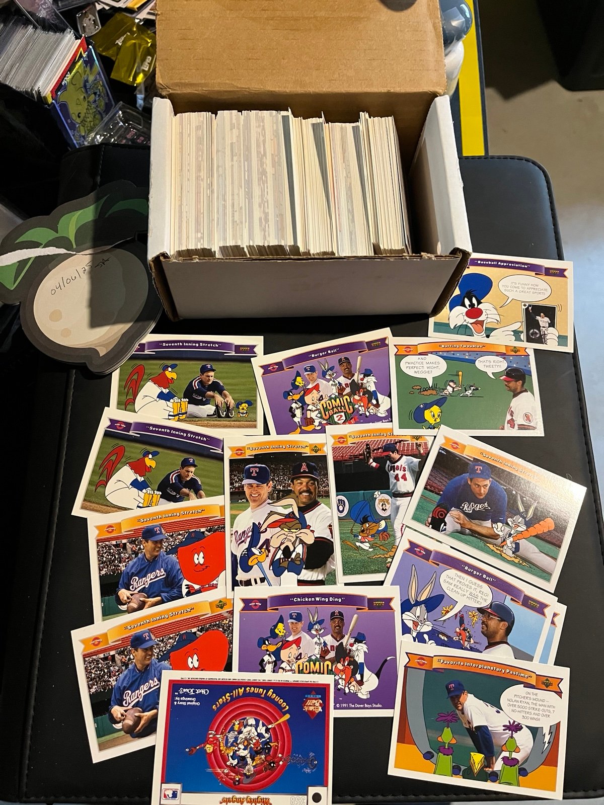 Lot of approximately 275 upper deck, baseball Looney Tunes crossover cards
