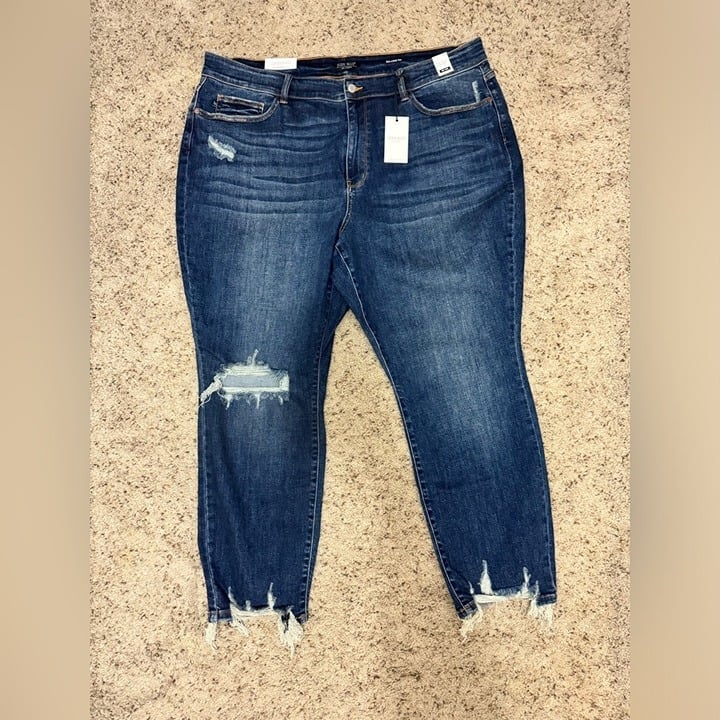 NWT JUDY BLUE Women’s Relaxed Fit Mid Rise Distressed Bottom Jeans Size 24W