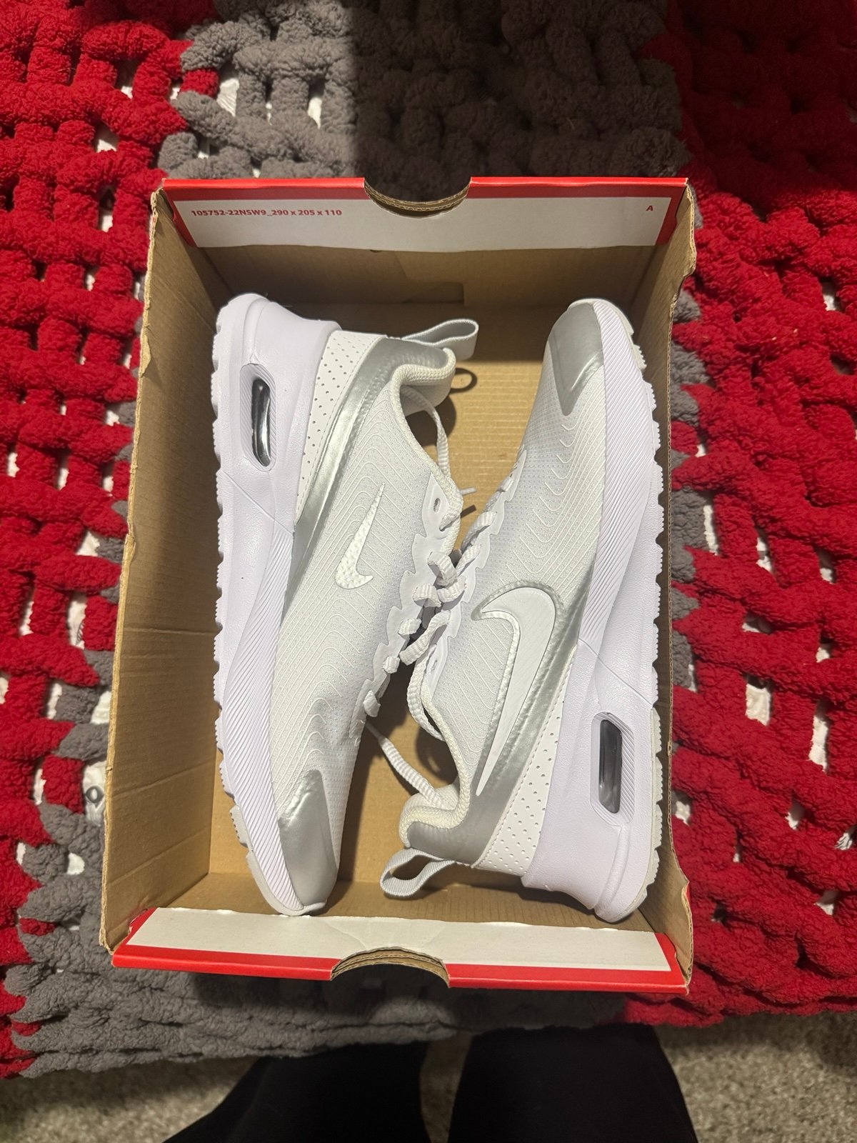 Women’s Nike air Max nuaxis size 7 brand new with box