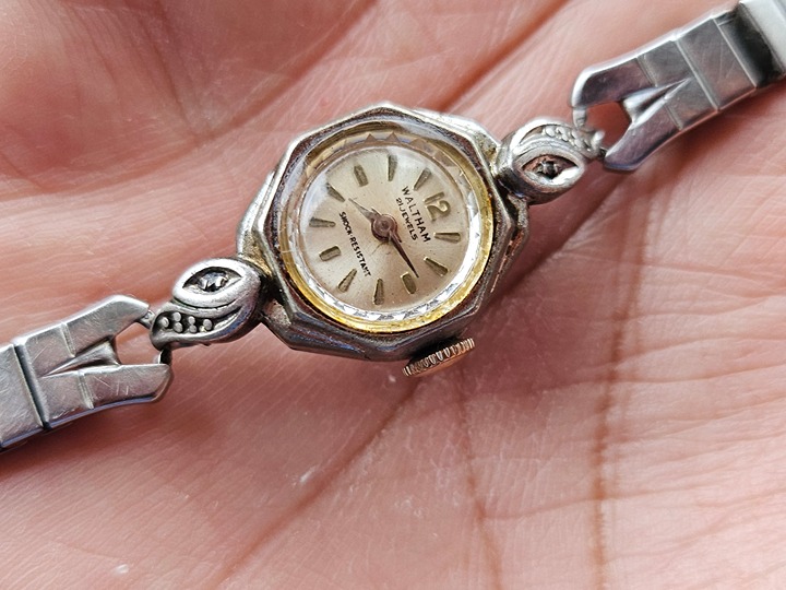 Vintage Waltham 21 Jewels Wristwatch Manual Winding Shock Resistance Watch