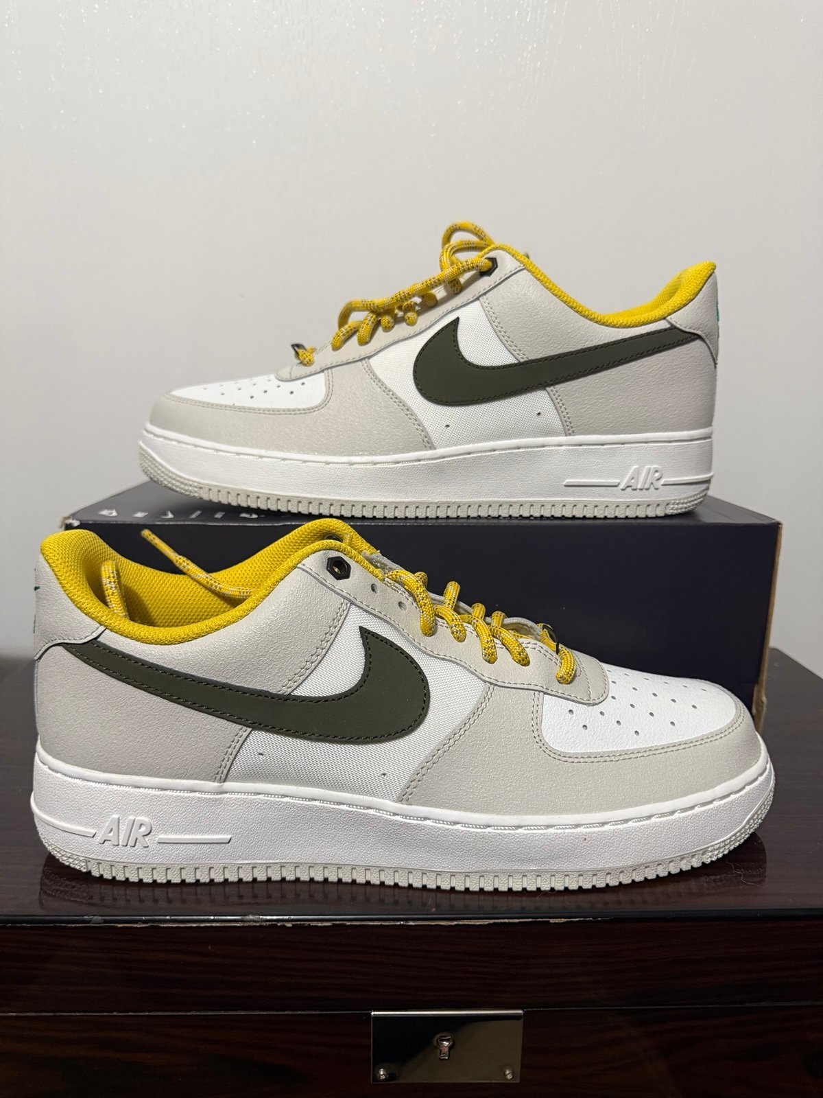 Nike Men's Size 12 Air Force 1 '07 Premium Light Bone Cargo Khaki FV3628-031