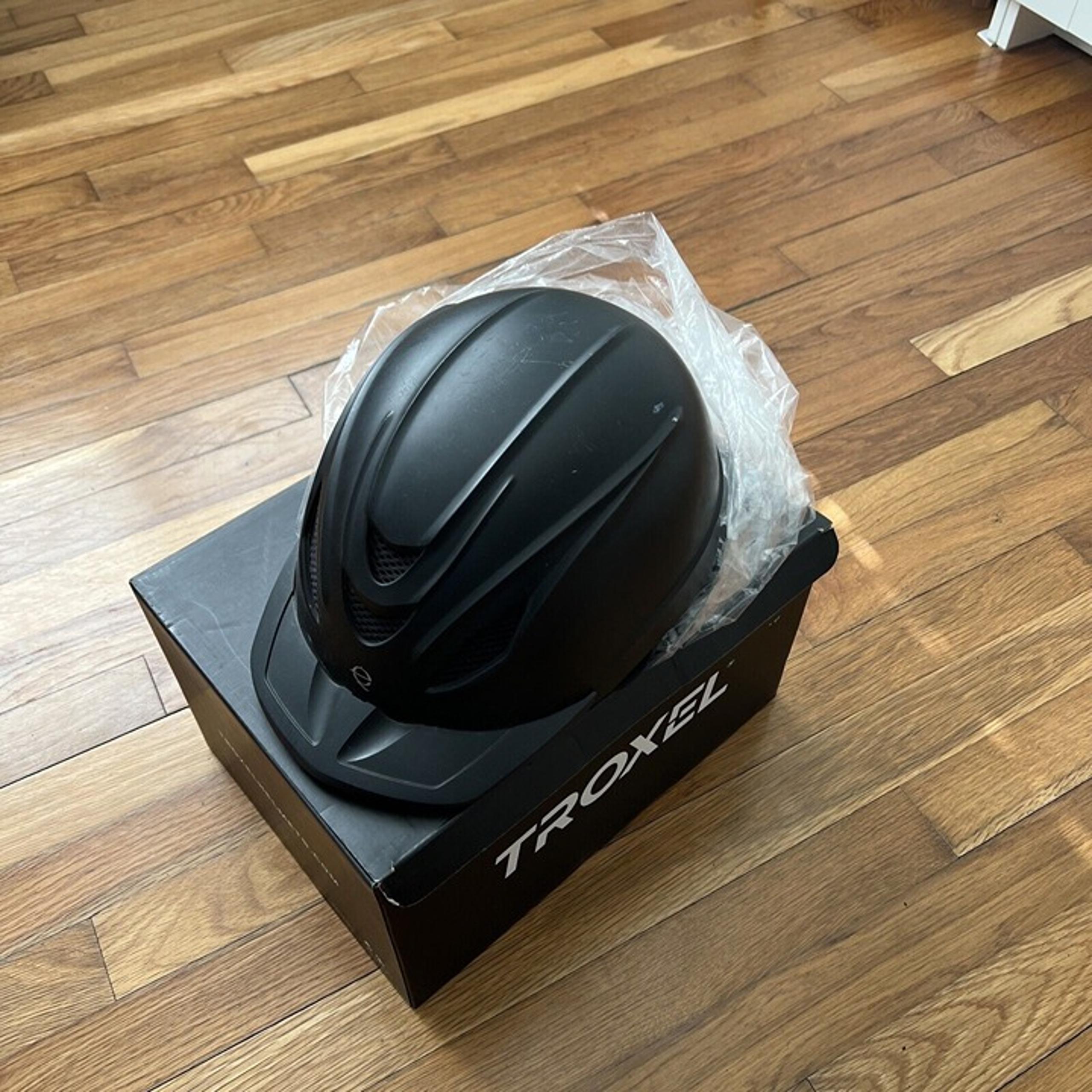 Troxel Helmet Intrepid Black Size M 22-22.75" Hat Size 7-7.25