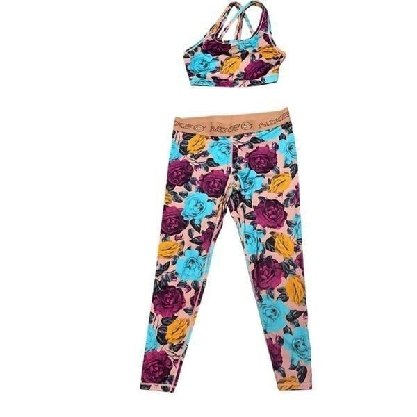 GREAT CONDITION WOMEN 2 piece NIKE Women's Icon Clash Mid-Rise leggings and NIKE