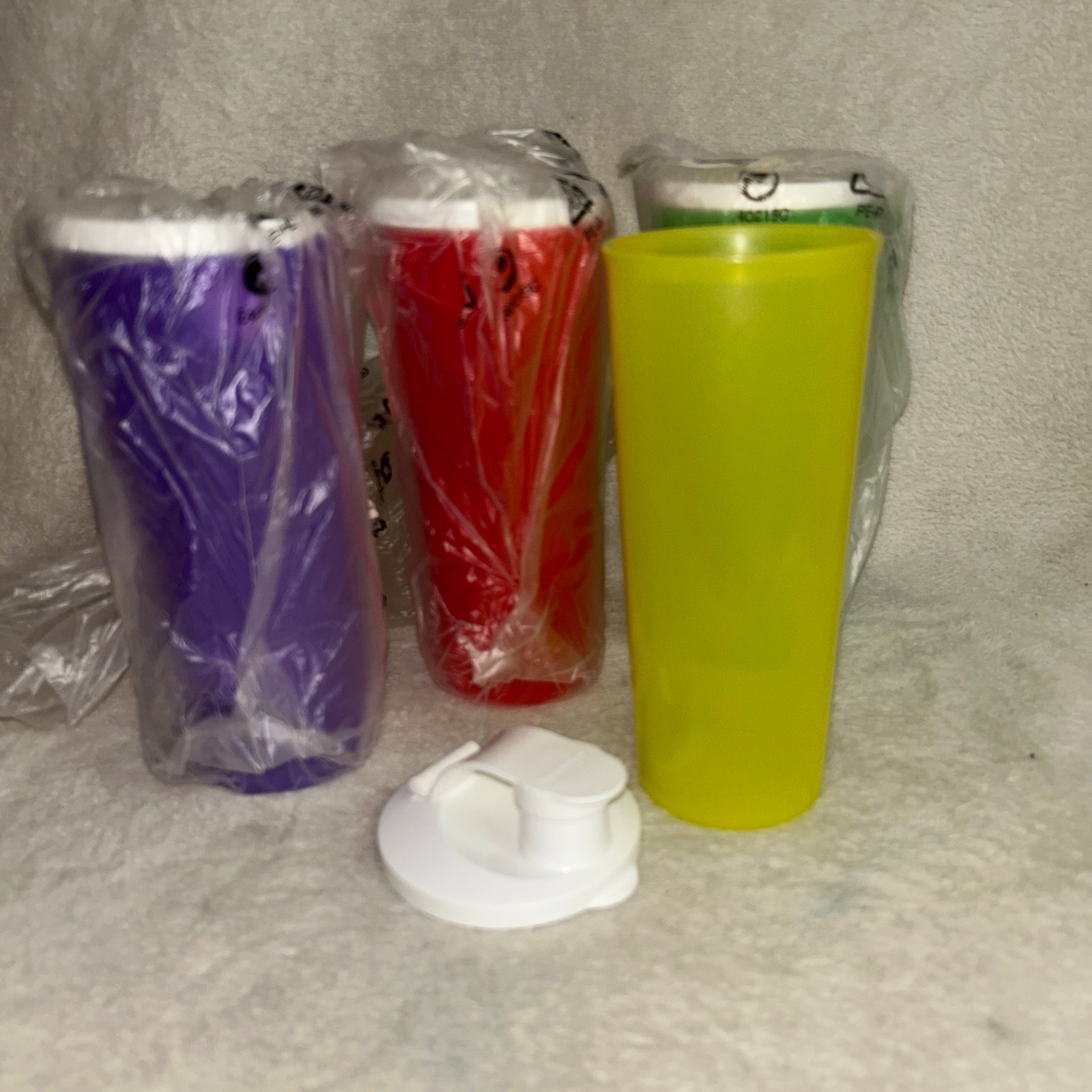 Tupperware Water Tea Tumblers 16 oz Flip Top Lids Set of 4 Rare New