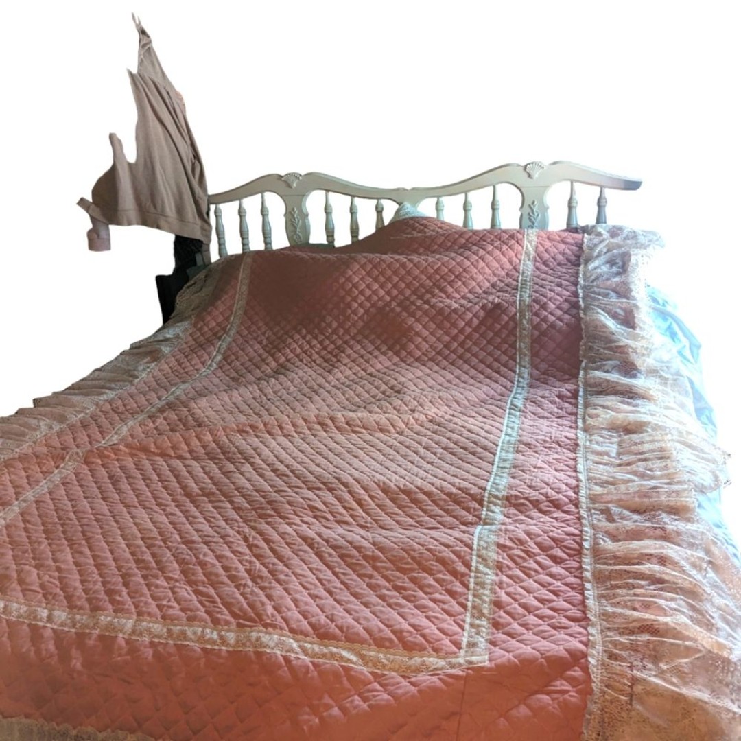 ANTIQUE VINTAGE PINK AND LACE COMFORTER AND TWO PILLOW CASES