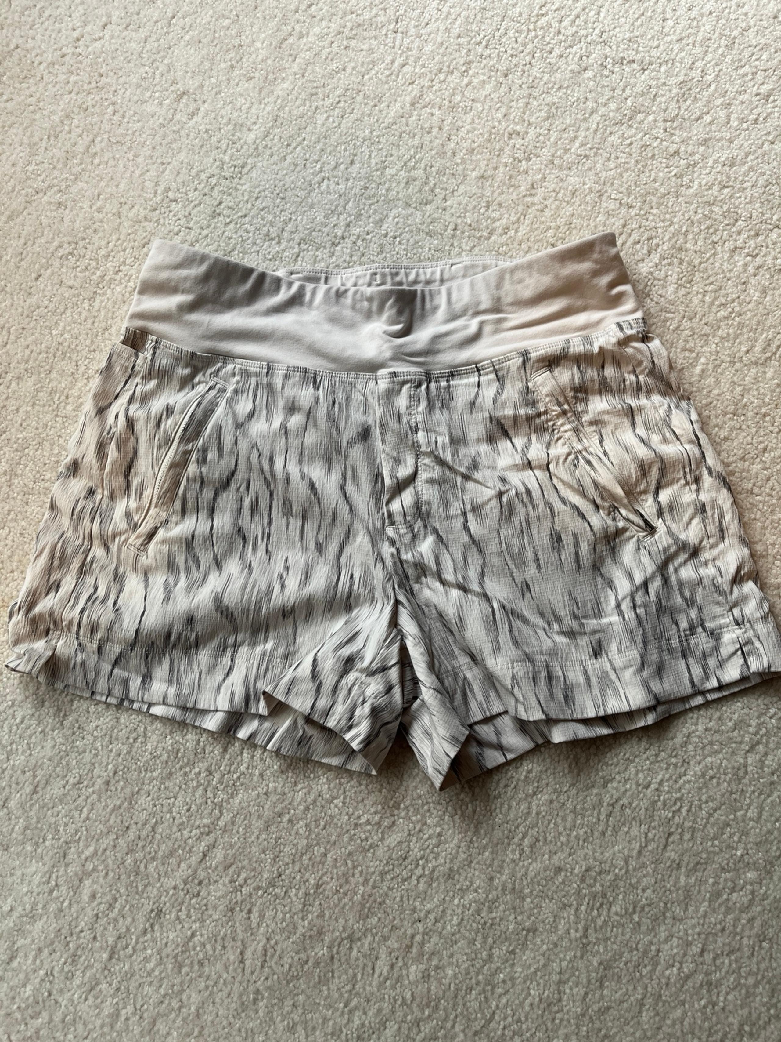 Athleta Trekkie north short size 6