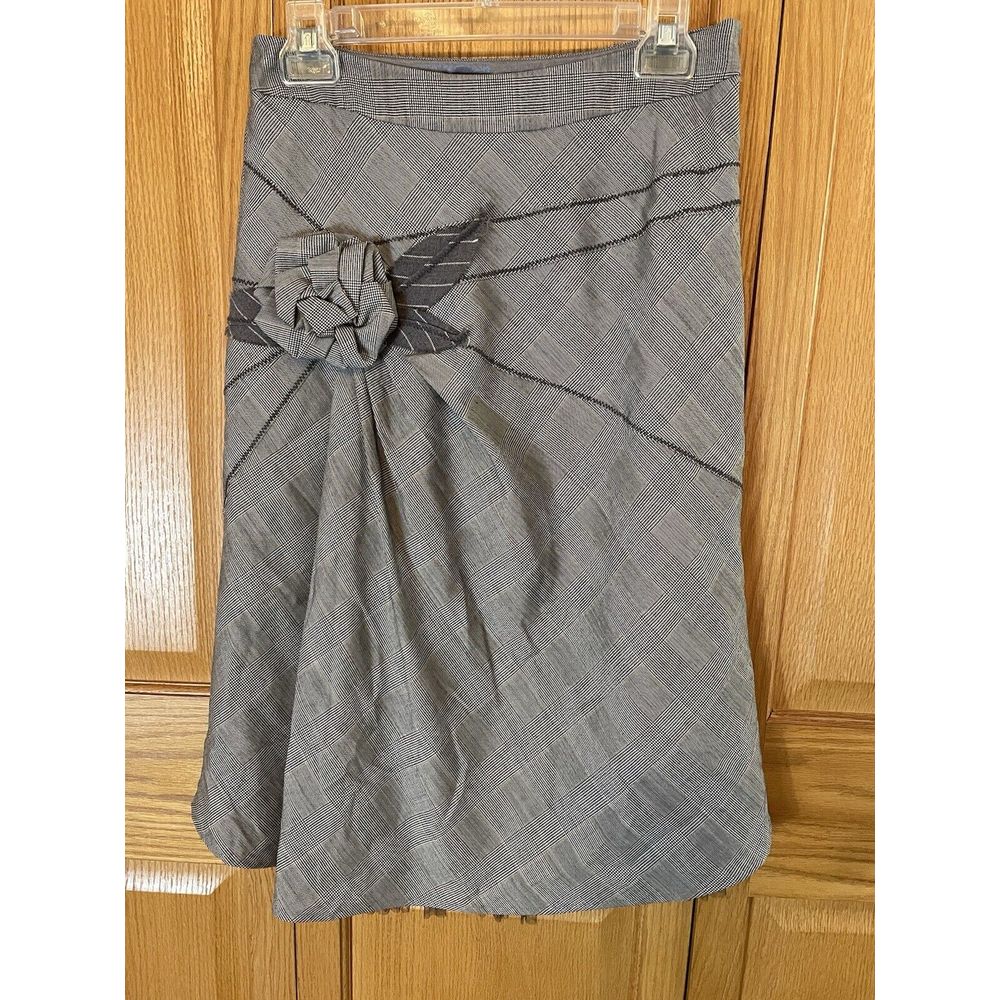 Ted Baker London A-Line Gray Skirt with Flower Detail and Toule Underskirt Sz 2*