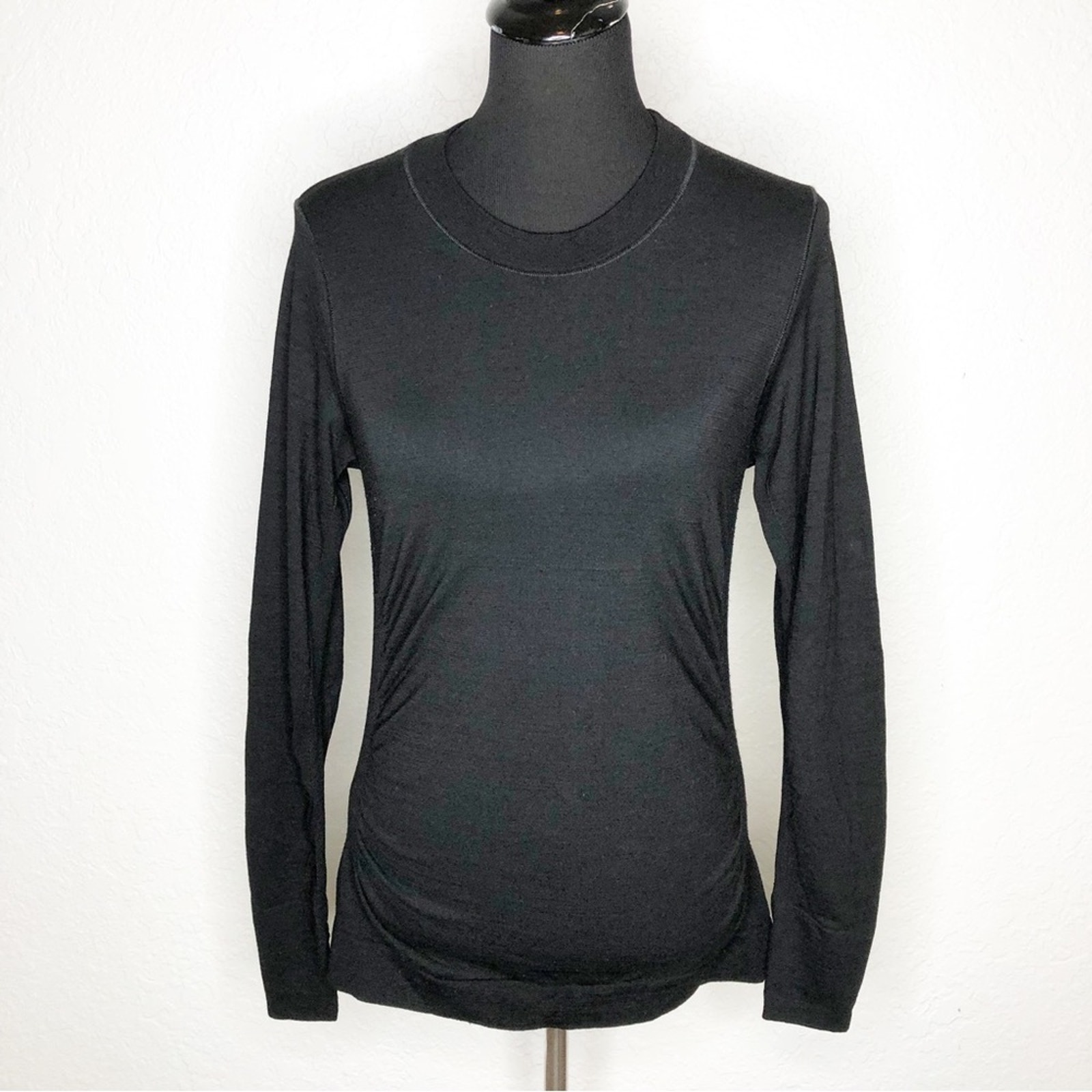 Athleta black wool blend mesh back base layer athletic top size Medium