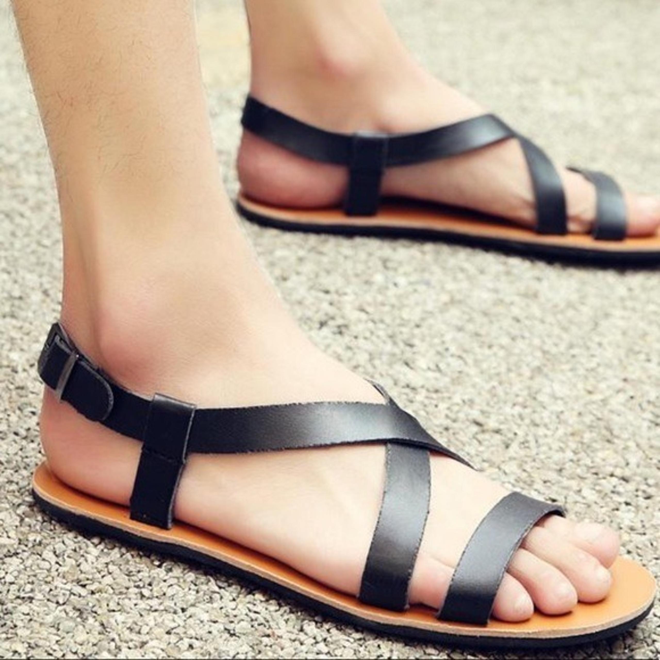 URBAN OUTFITTERS black leather cross strappy sandals women’s size 7