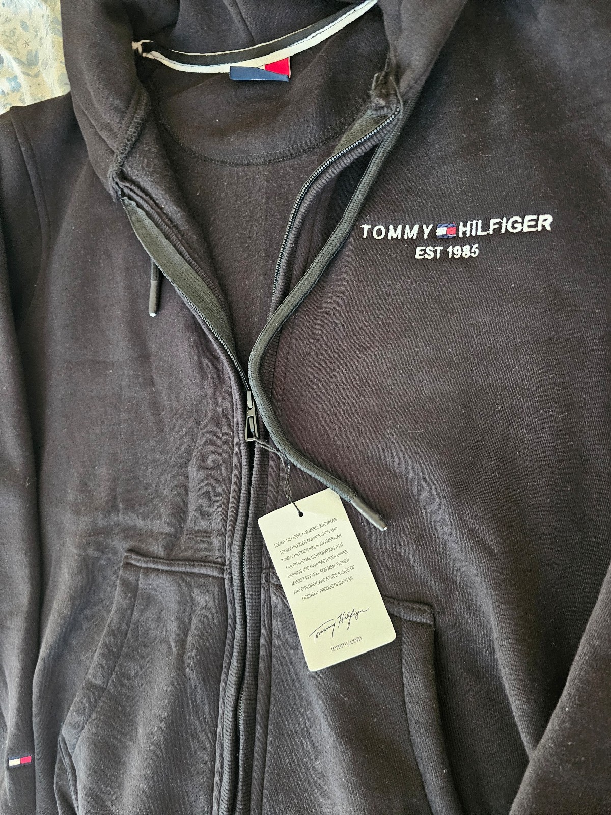 Hoodies & Sweatshirt in Black