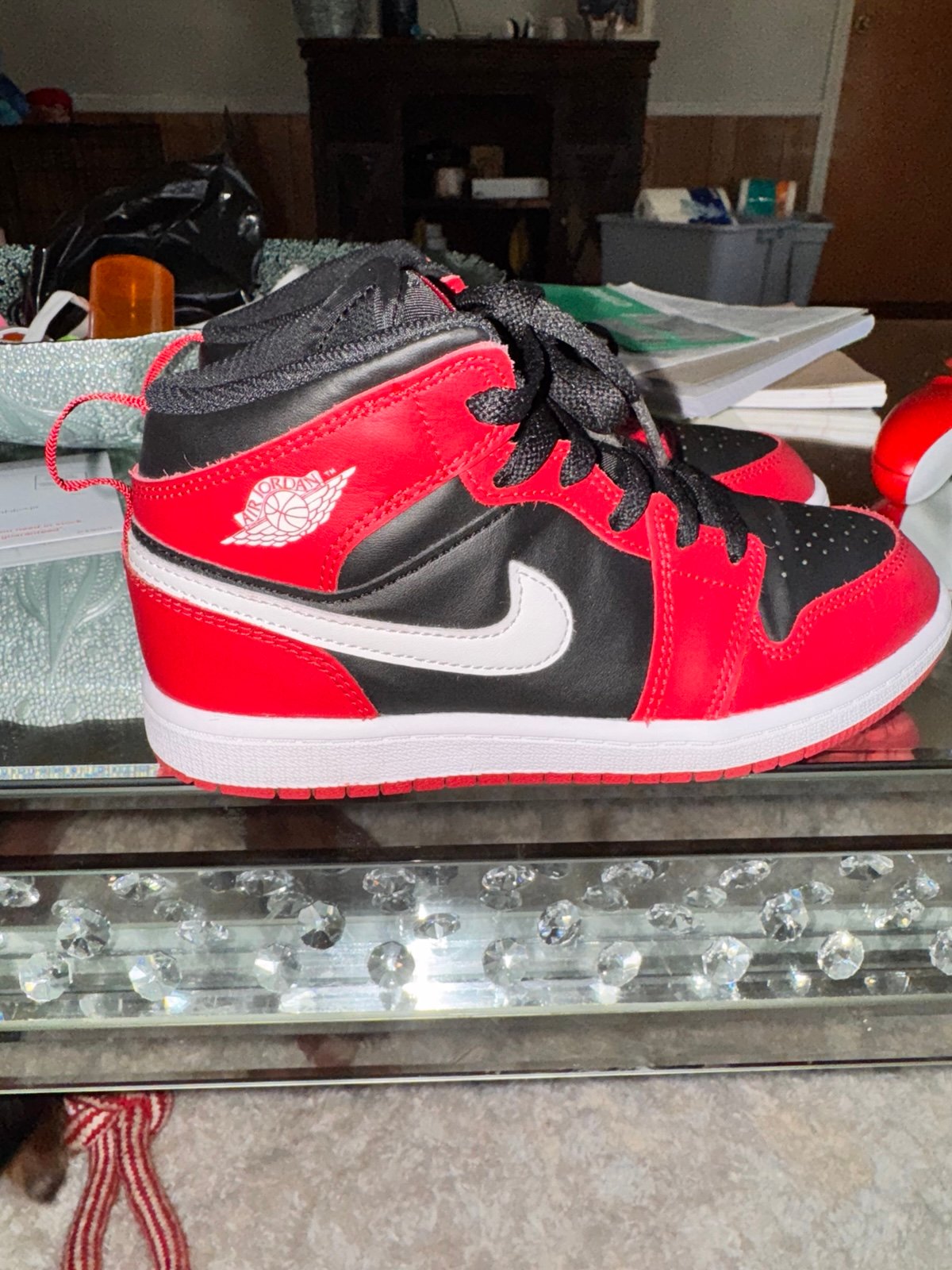 Jordan 1 Mid Little Kids' Shoes (DQ8424-061, Black/Gym Red/White) Size 2Y