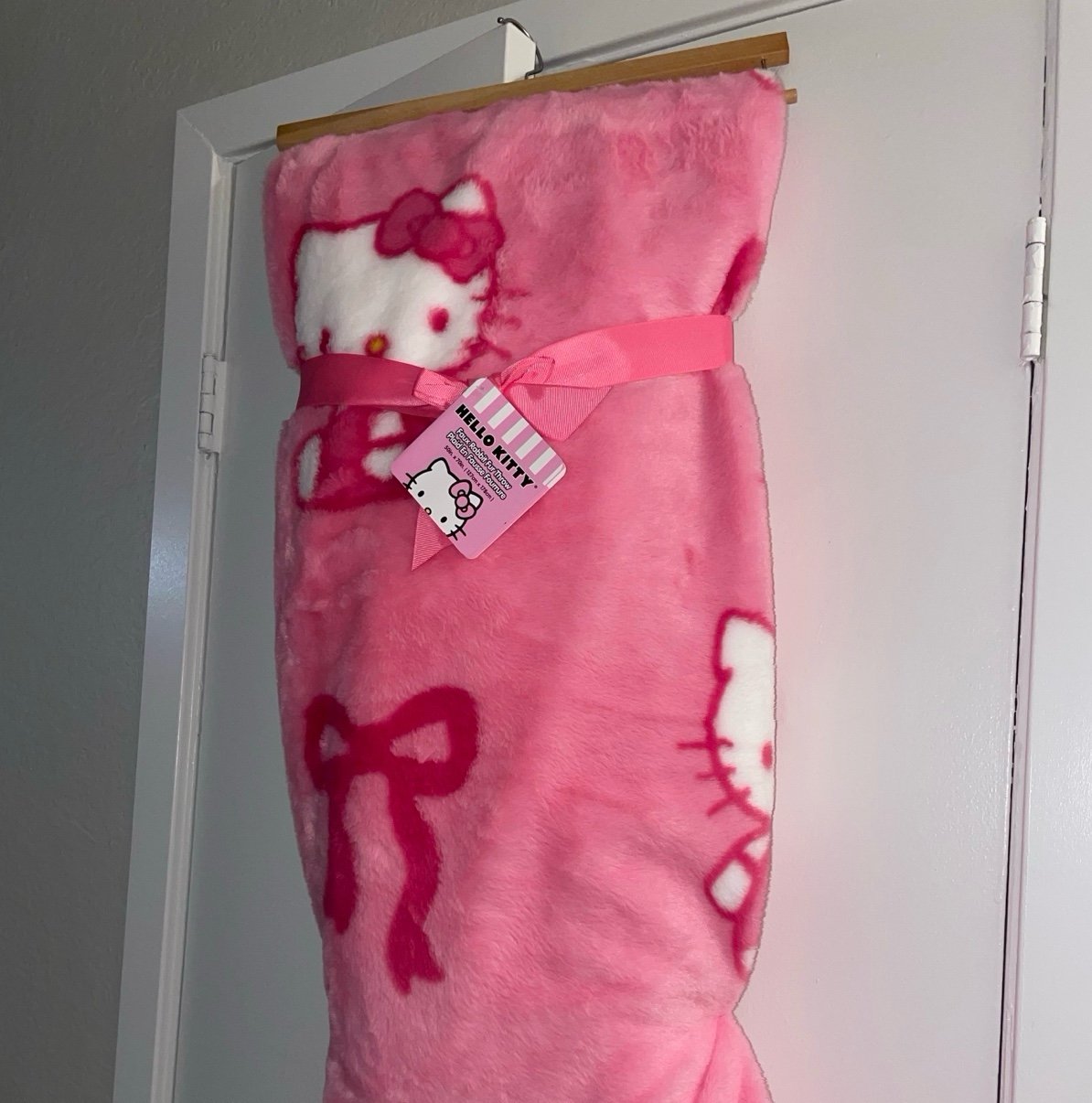 Hello Kitty OG Bow Blanket