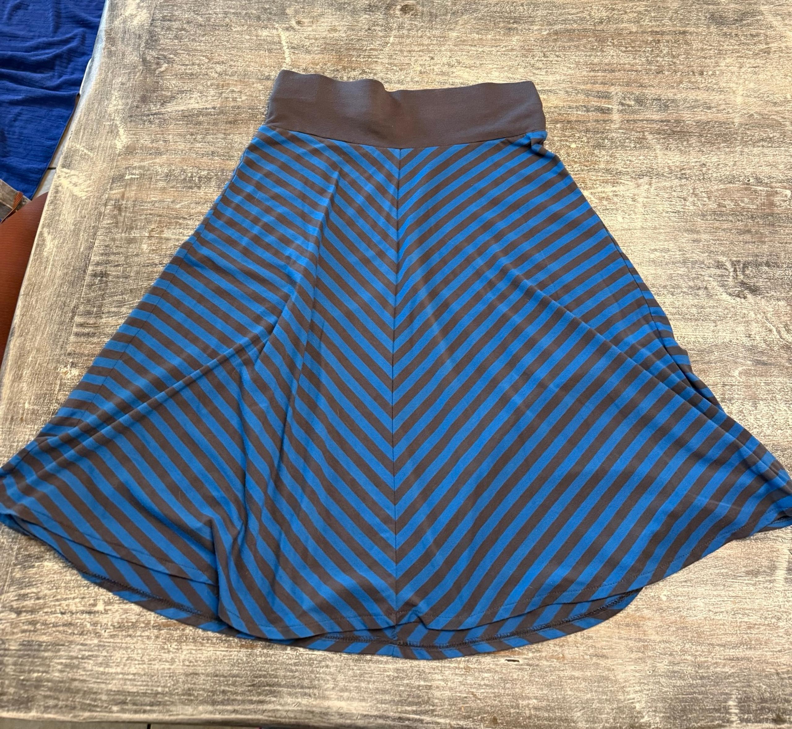 Old Navy gray and blue A-line chevron skirt size small