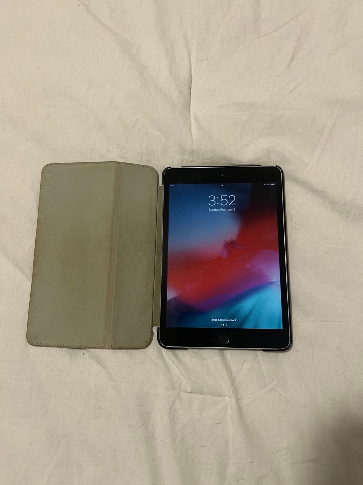 Apple iPad mini 3 gray 64gb with protective case bundle