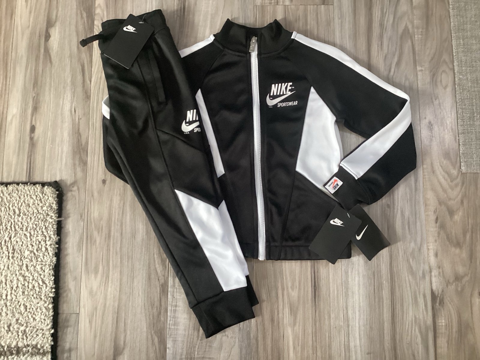 Girls Nike full zip jacket & joggers outfit size 5/6(NWT) ~FIRM, NO OFFERS~