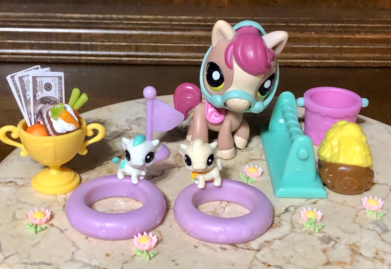Littlest Pet Shop Rare #2087 Horse “from Raceway Set” w/ 2 Adorable Tiny Cows