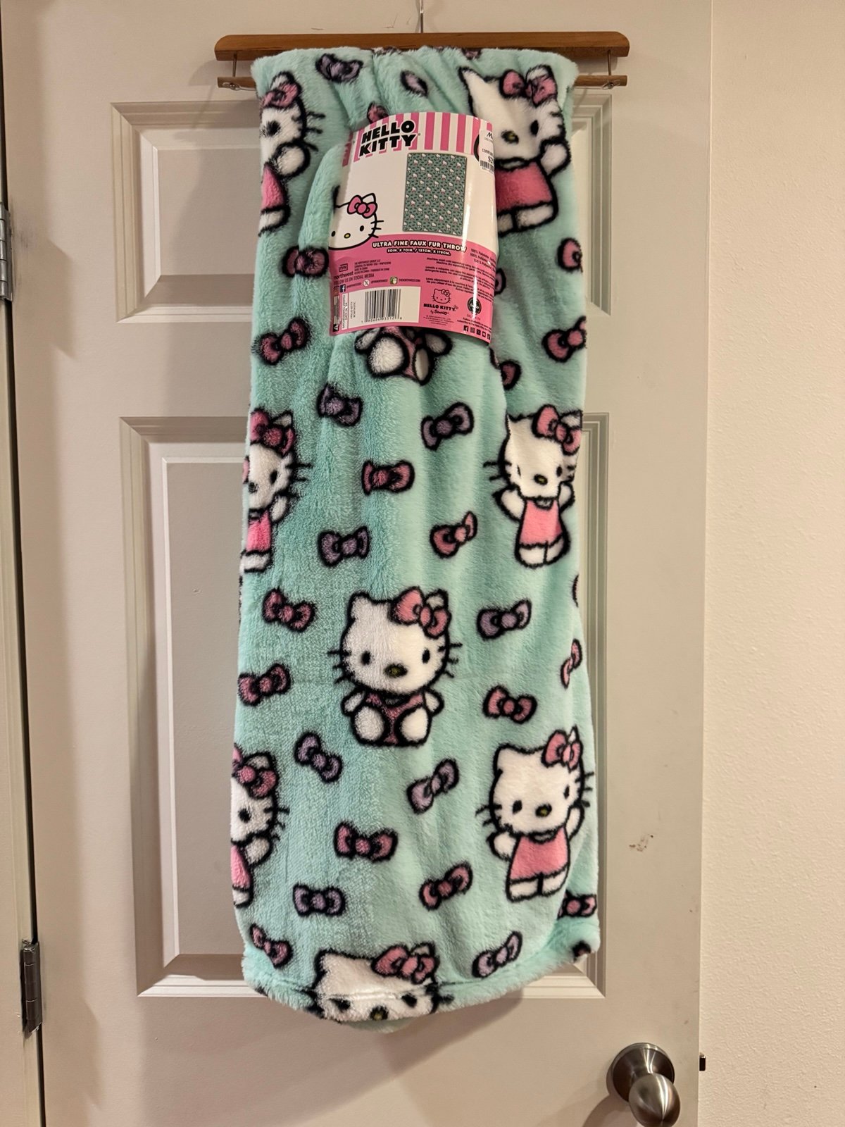 Hello Kitty pink/purple bow throw