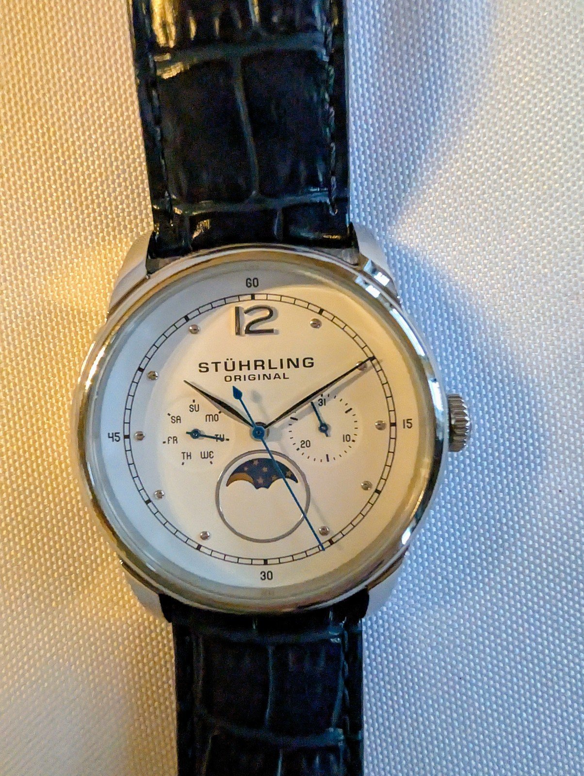 Men's quartz watch with moon phase