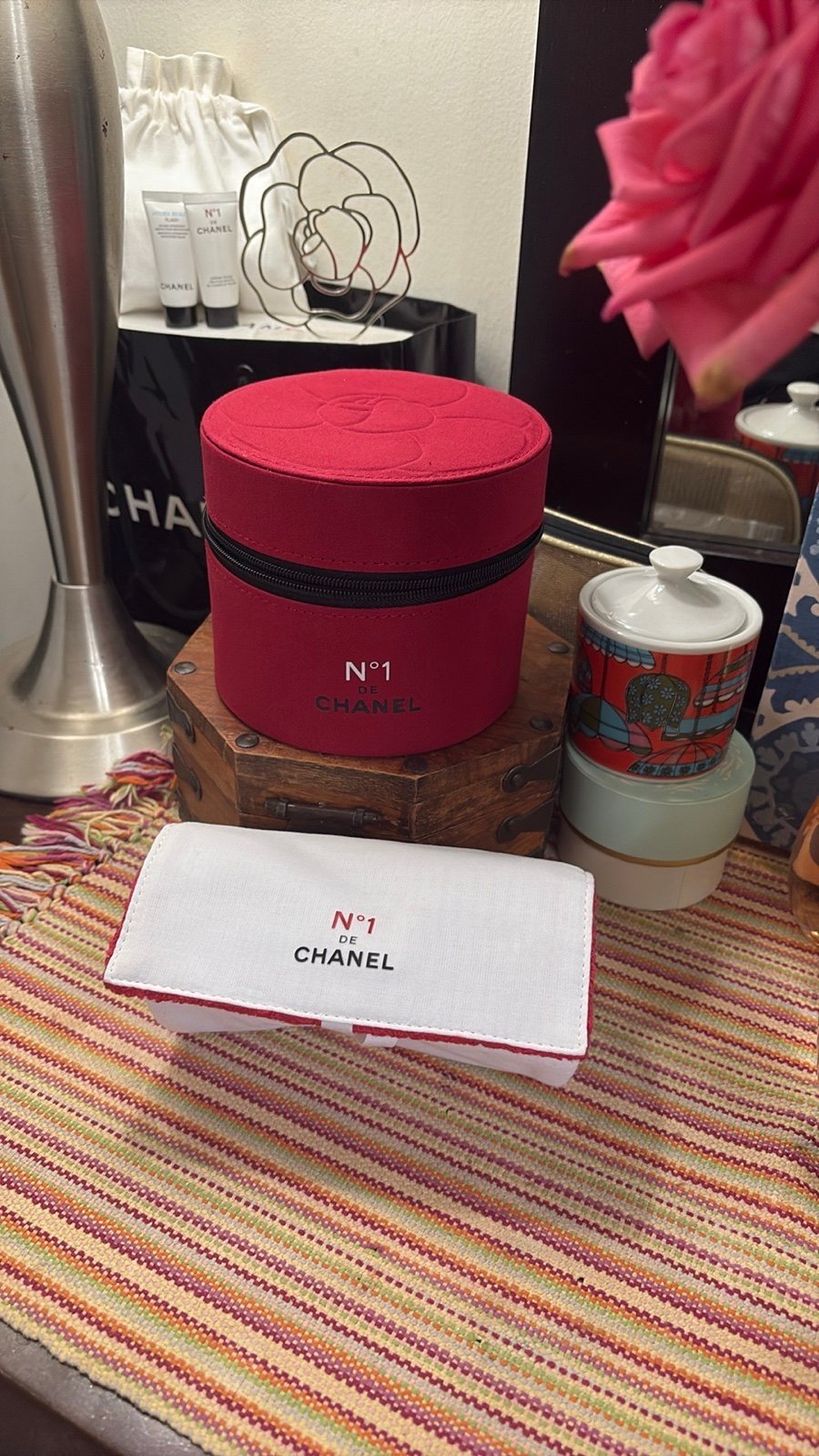 No 1 De Chanel Cylinder Cosmetics|Travel Case
