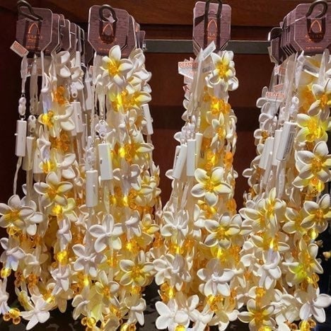 New Disney Aulani Light Up Plumeria Lei Necklace with Yellow Mickey Head Beads