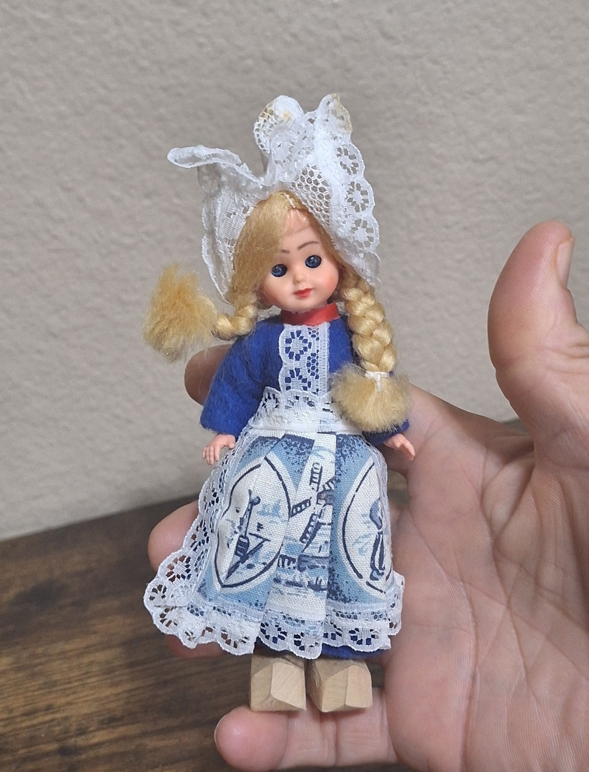Beautiful Vintage Rare & Hard To Find Handmade Sleepy Eyes Girl Dutch Folk Art D