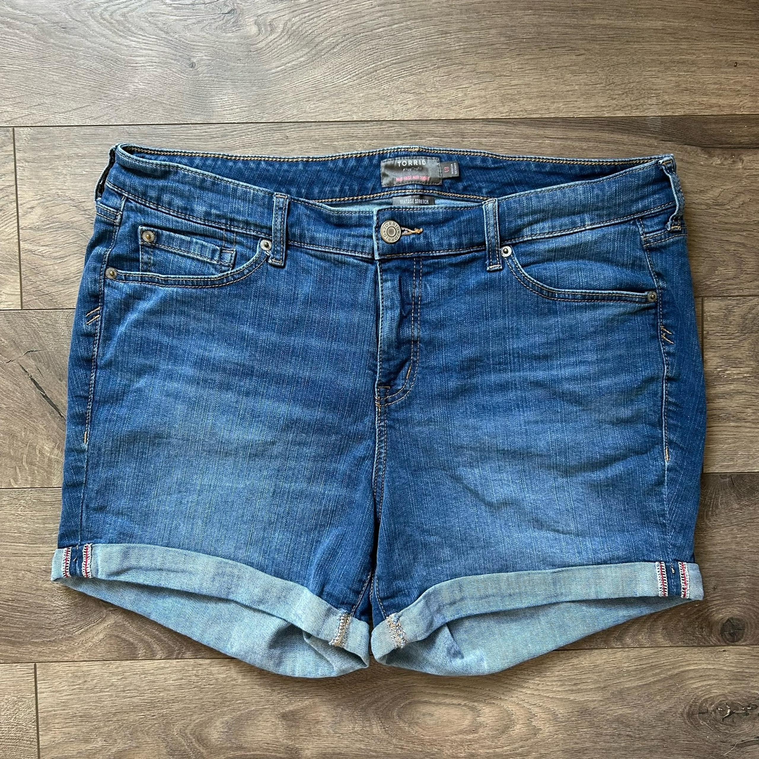 Torrid Vintage Stretch Mid-Rise Mid Shorts Women's Blue Denim Jeans Size 18