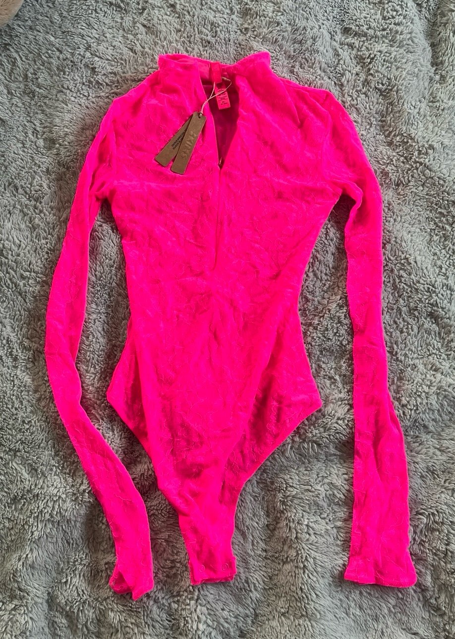 NWT SKIMS STRETCH LACE LINED LONG SLEEVE THONG BODYSUIT - BRIGHT PINK - XS