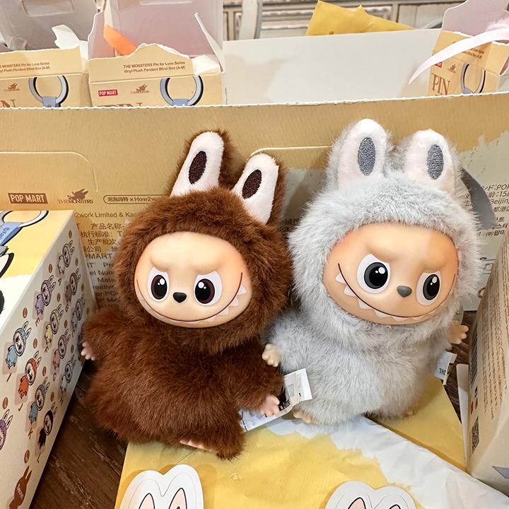 ✨POP MART Labubu  Bundle of  "Pin for Love" Character L And Character C ✨