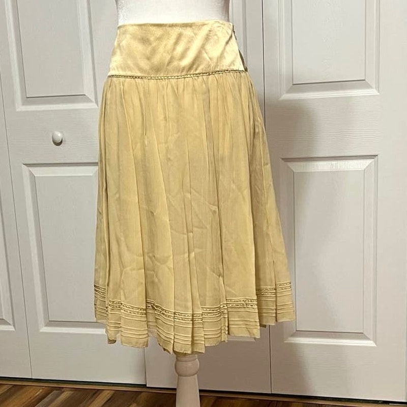 Reba Sz 4. silk skirt with gold embroidery. Lined, pleats, zip, champagne color