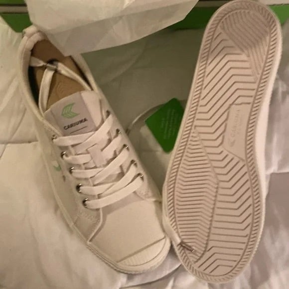 NEW Cariuma off-white canvas shoes