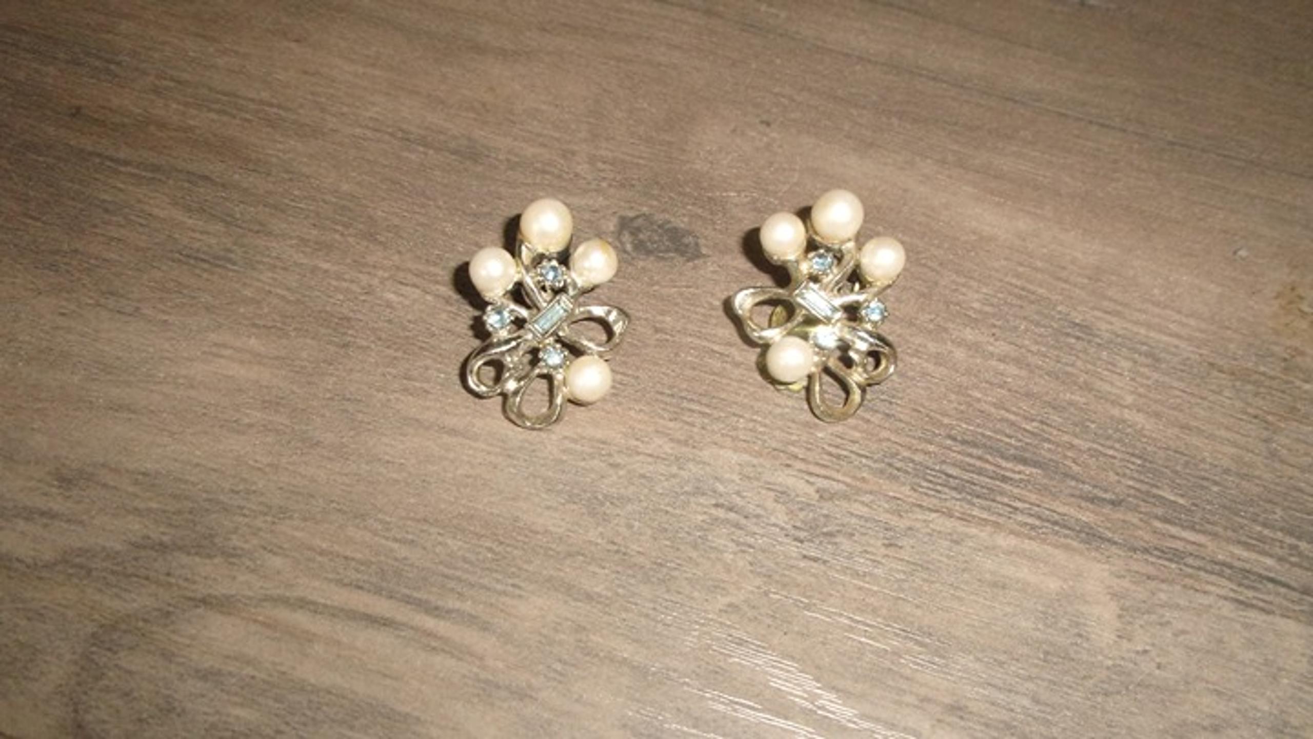 Clip earrings silver tone bow spray pearls blue rhinestones