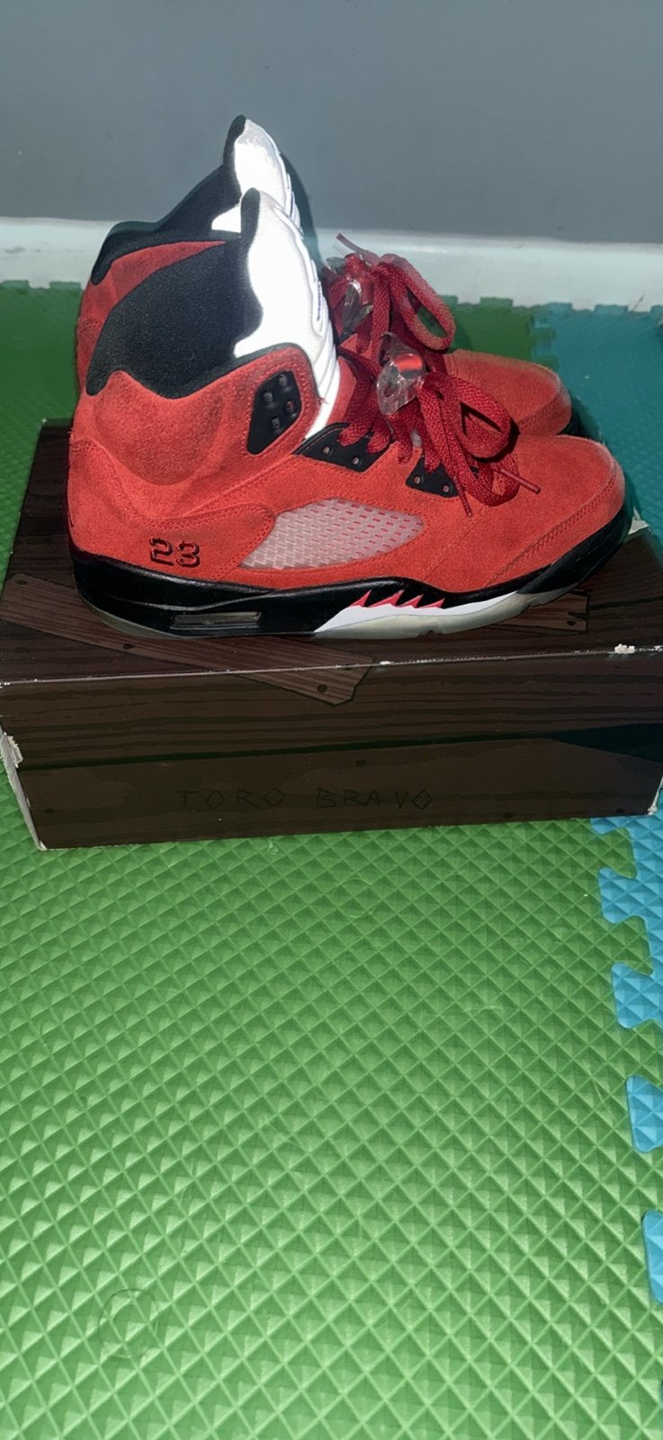 Jordan 5’s Raging Bull Size 9.5