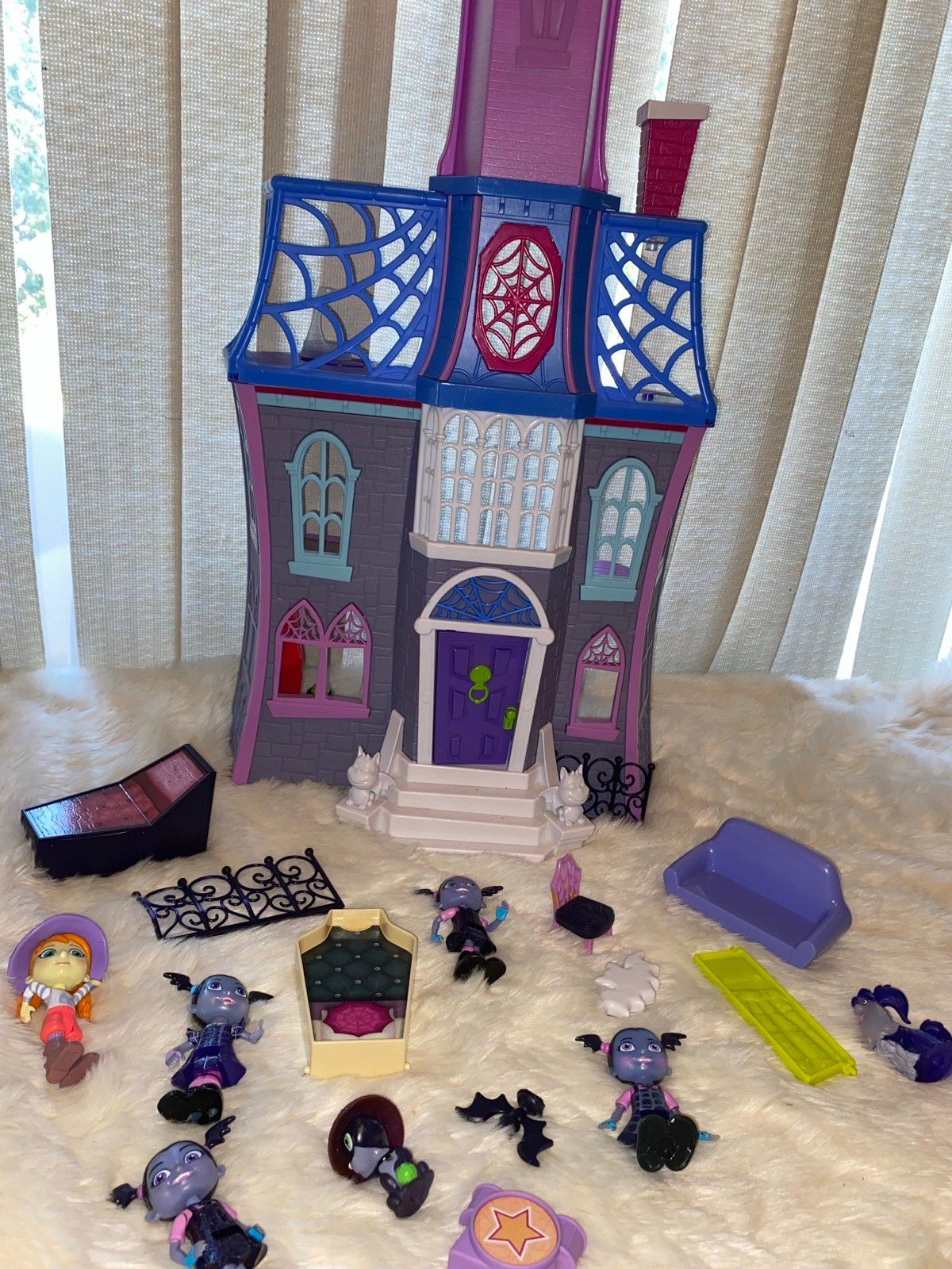 Vampirina toys