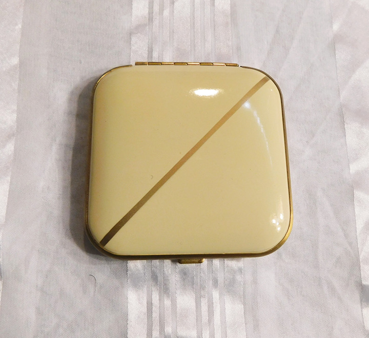 Cream Mondaine Compact # 21104