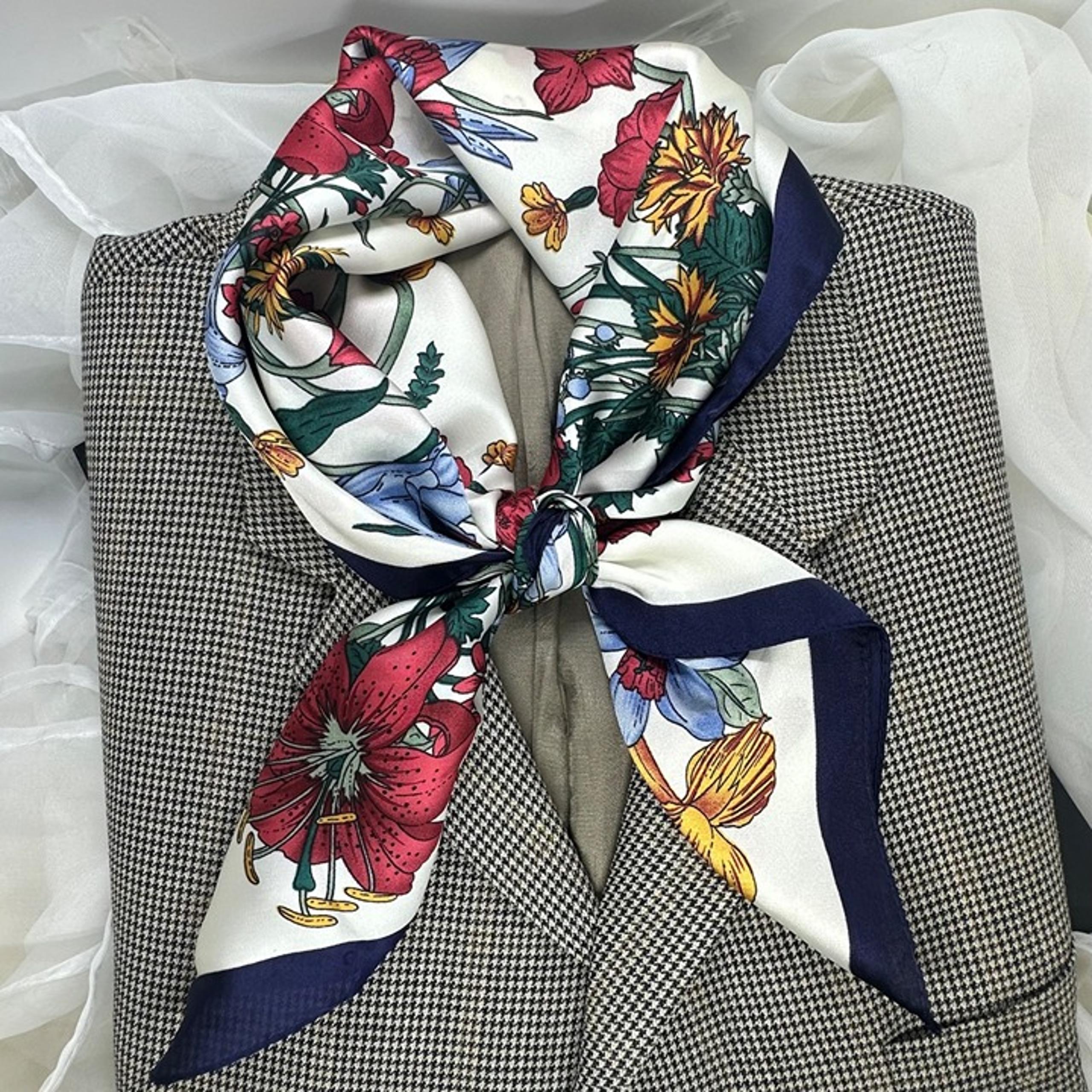✨✨✨Elegant Bandana Square Silky Scarf BLACK Flowers Garden Versatile Shawl Wrap