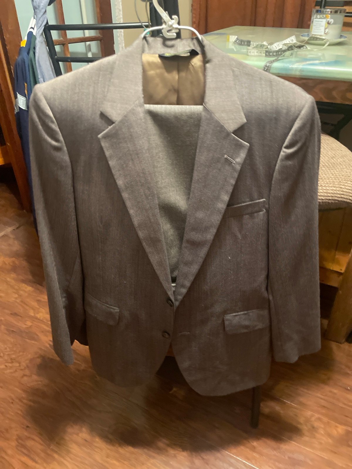 Brooke & deane 2piece 2 button suit size 42 pants size 32