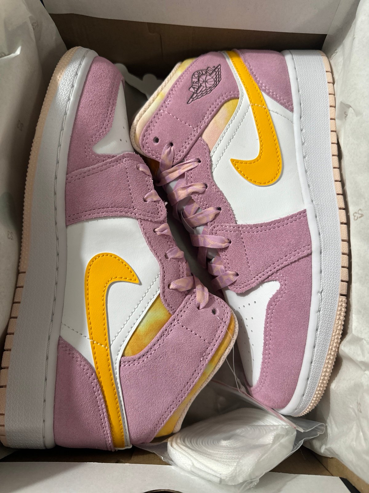 Air Jordan 1 mid se youth size 5.5, Arctic Pink