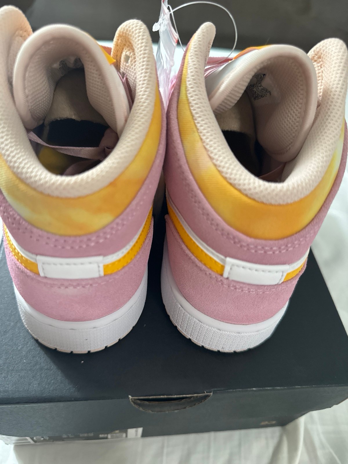 Air Jordan 1 mid se youth size 5.5, Arctic Pink