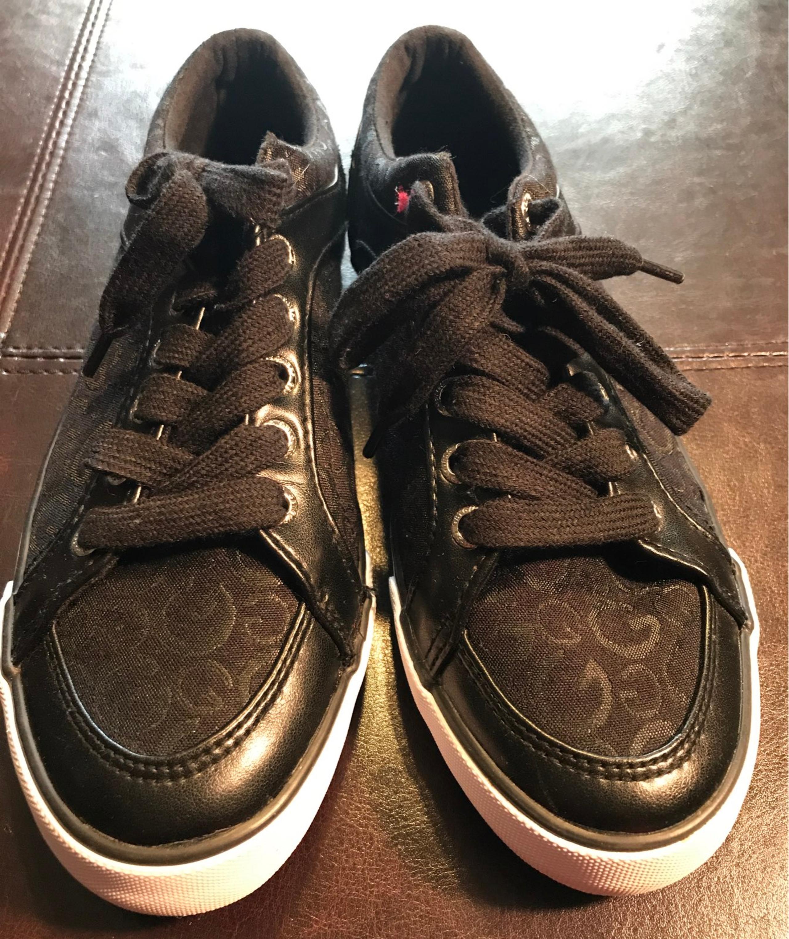 Womens size 7m Guess fashion sneakers