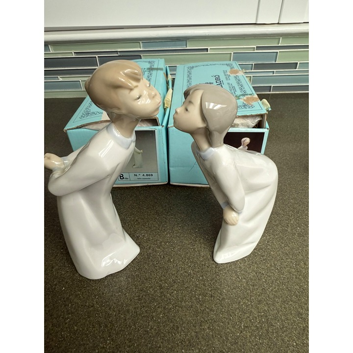 Lladro Figurine Boy & Girl Kissing Goodnight 1970s Retired, Original Boxes.