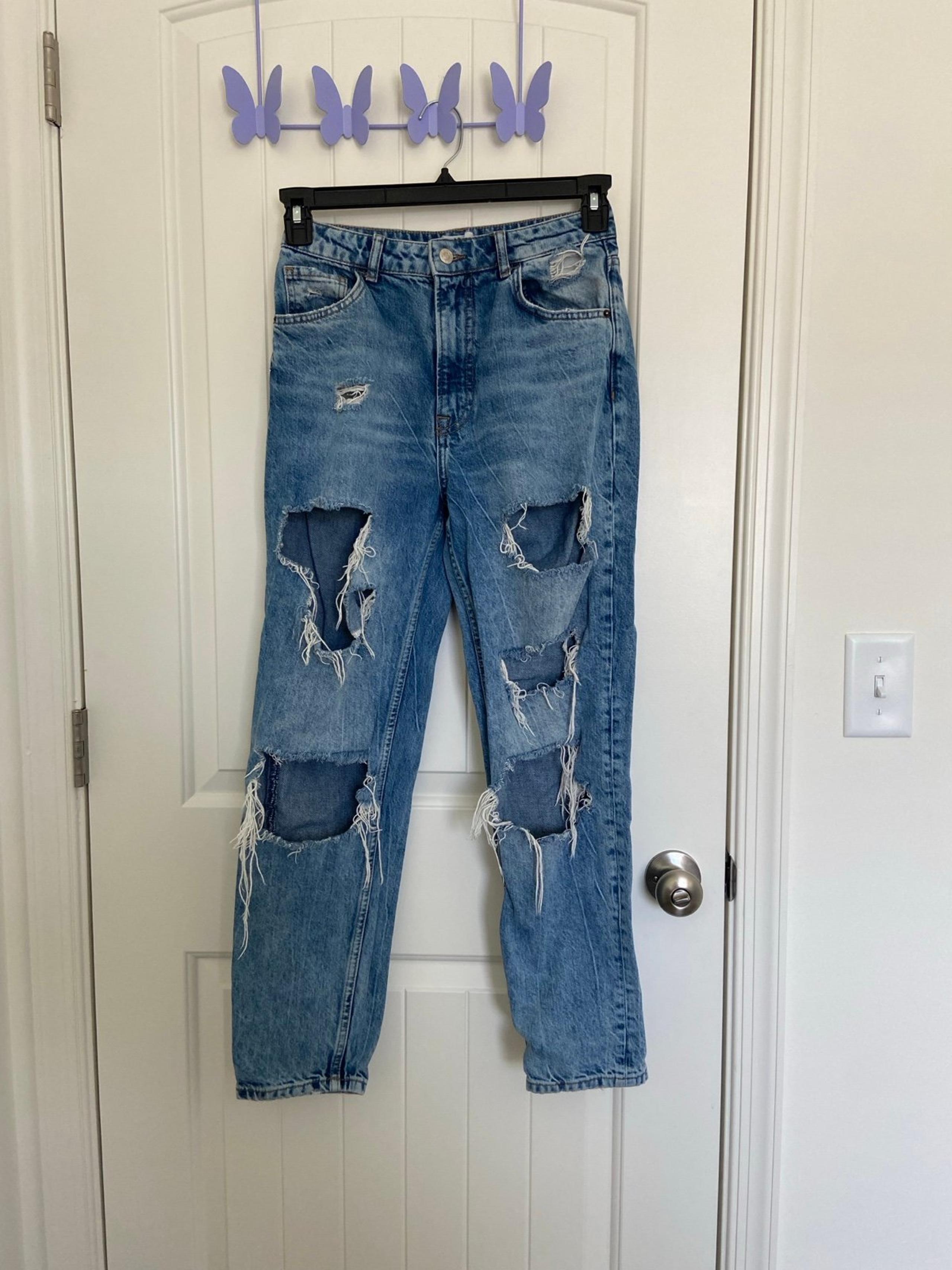 EUC | women’s light wash ripped straight cut jeans — size 6 - Bershka