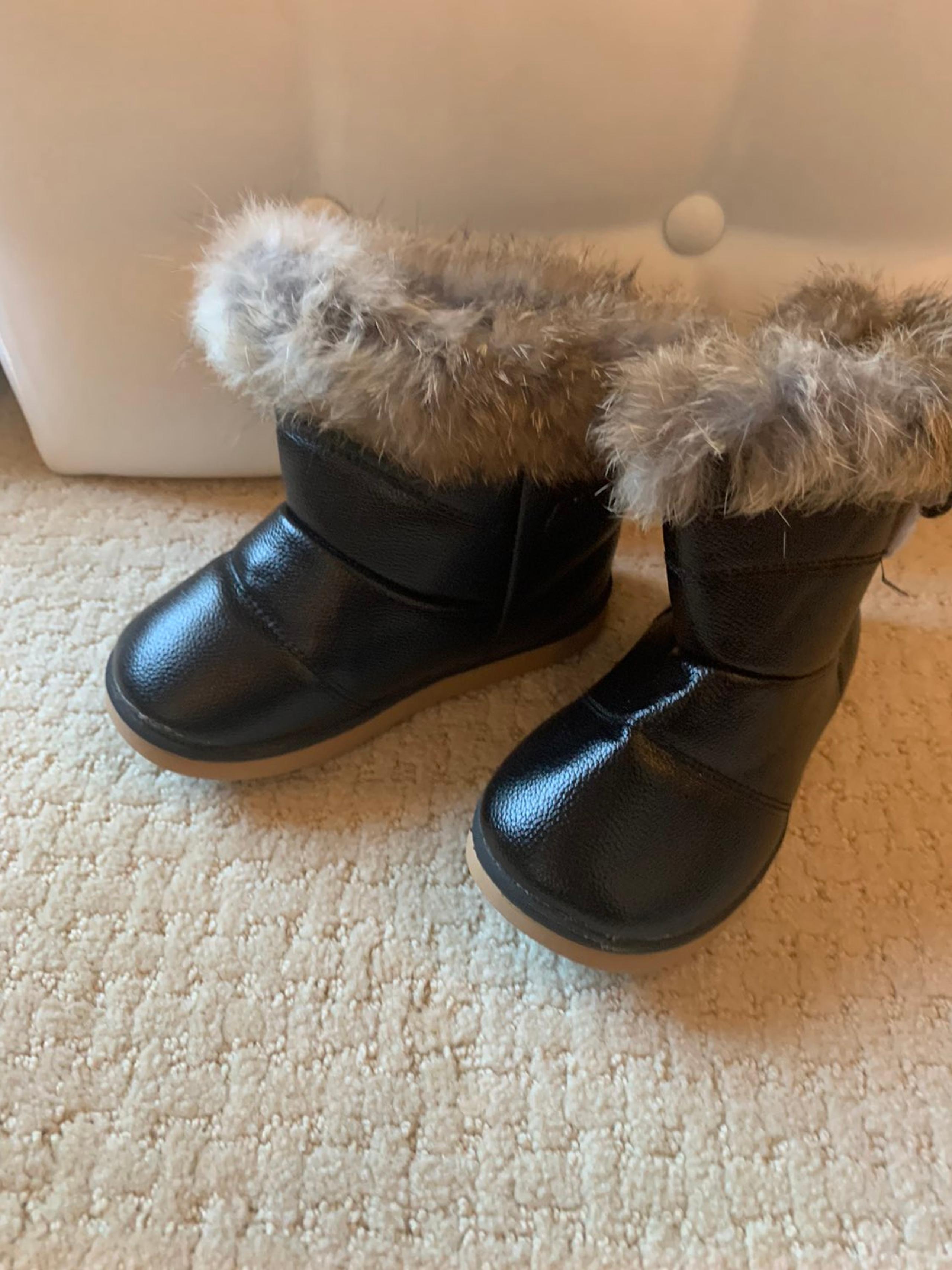 Kids boots wuth fur
