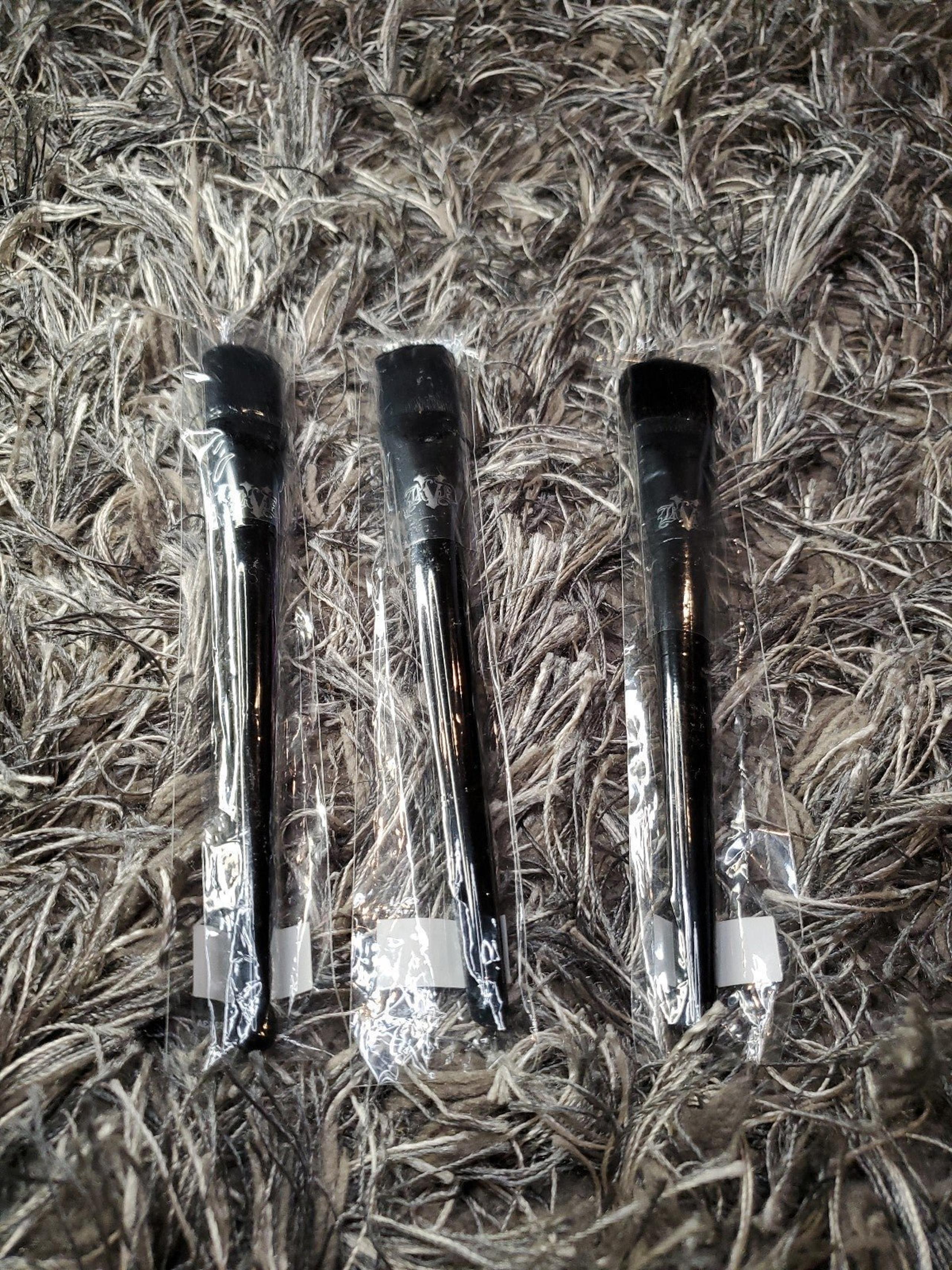 3 powder brush - Kat Von D