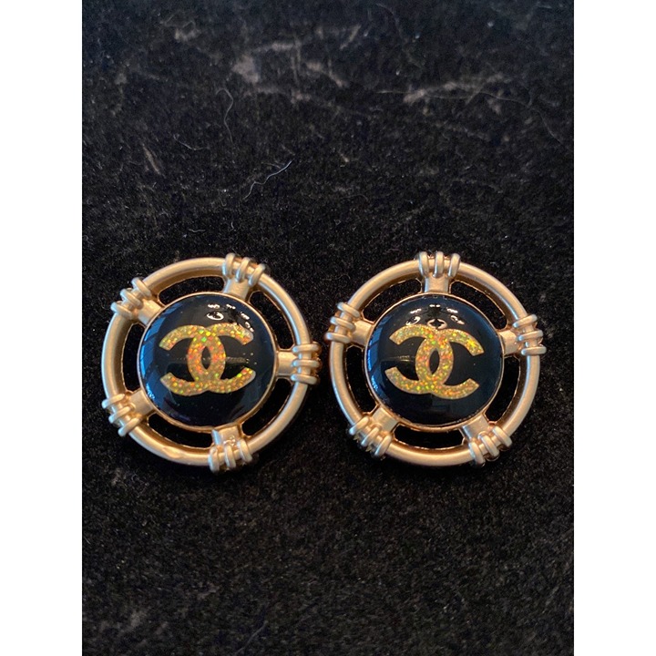 Set of two buttons gold, and black with CC logo