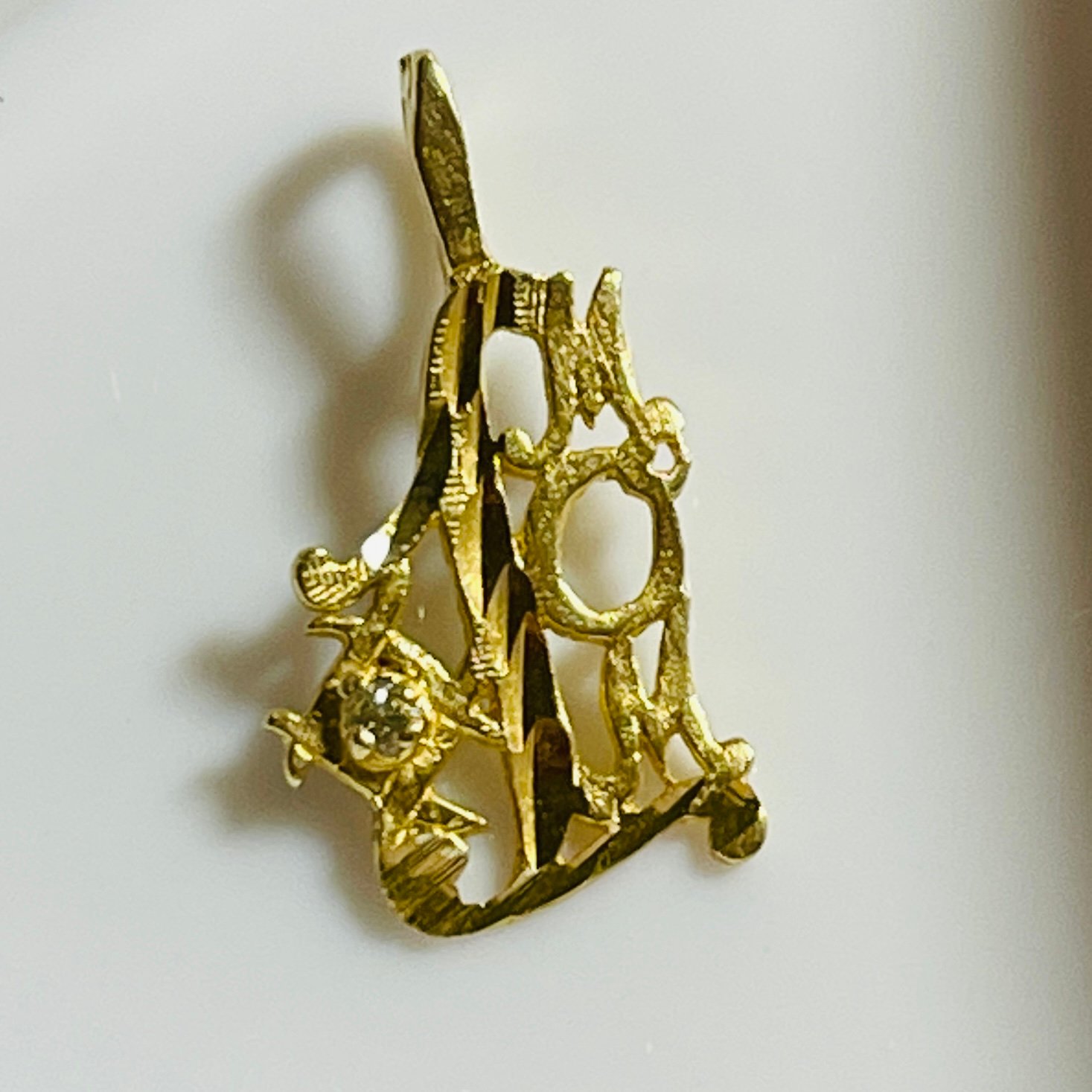 Vintage 14K yellow Gold with diamond “MOM” Charm pendant