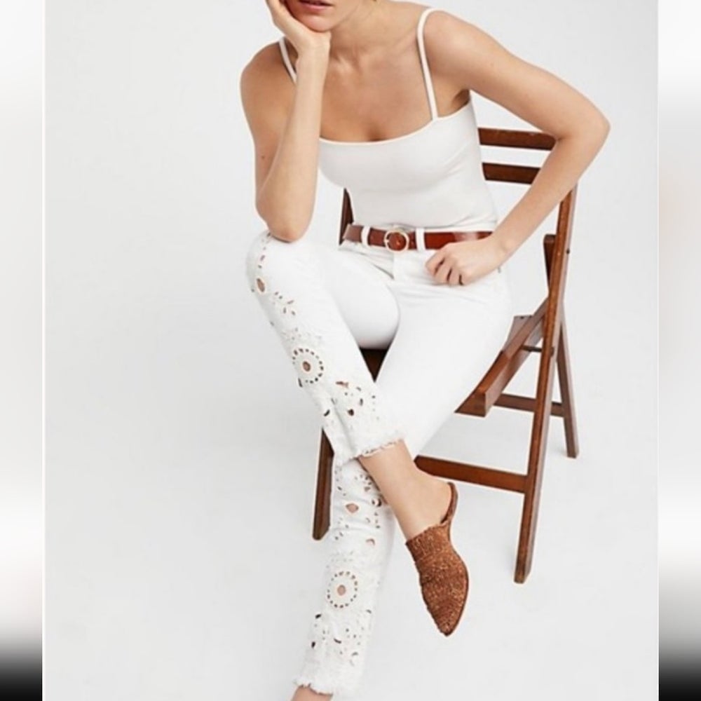 Free people white embroidered cigarette crop ankle jeans mid rise size 26
